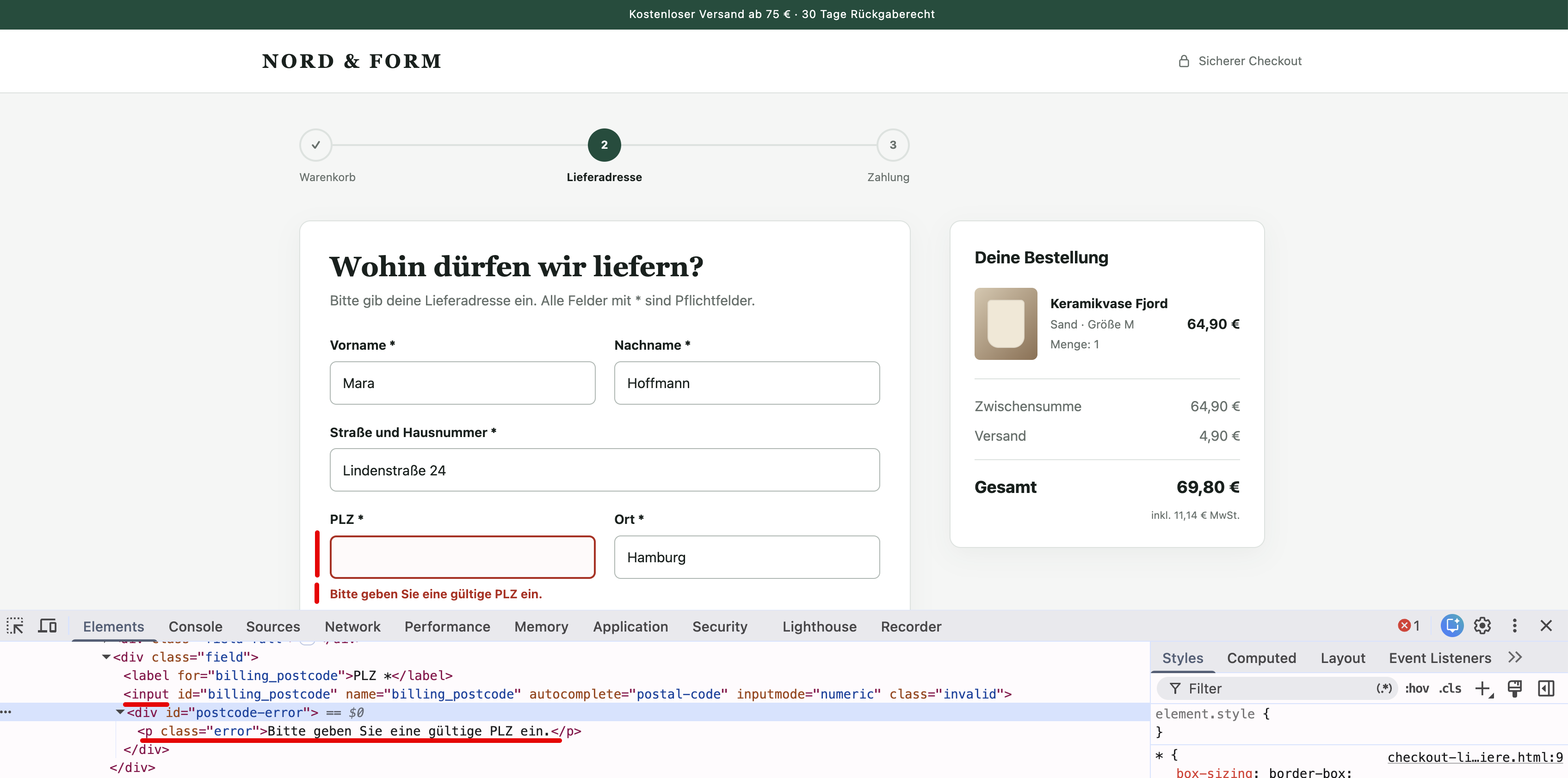 Checkout mit fehlender PLZ: Das PLZ-Feld und die Fehlermeldung sind rot markiert. Die DevTools zeigen das Eingabefeld und die separate Fehlermeldung im HTML-Code.